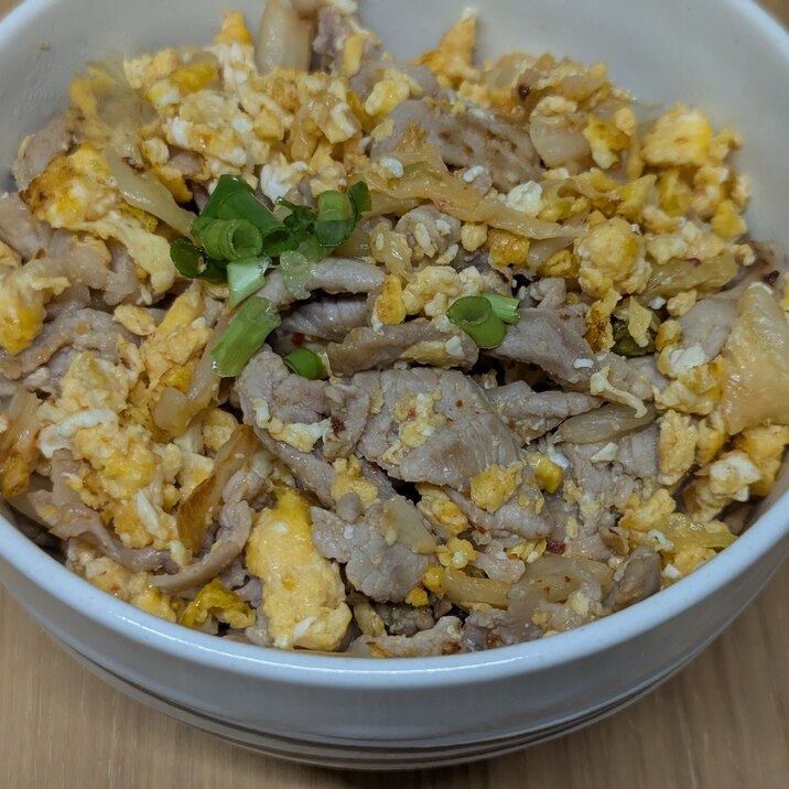 キムチ豚たま丼